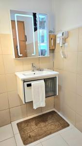 W łazience znajduje się umywalka i lustro. w obiekcie Guest Favorite House in Biñan w mieście Biñan