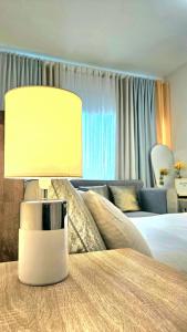 una lámpara sentada en una mesa en una habitación de hotel en Guest Favorite House in Biñan en Biñan