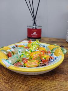 un plato de dulces sobre una mesa en Trinacria Home 116, en Catania 17 fotos más