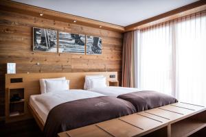采爾馬特的住宿－Petit Chalet by Schönegg，一间卧室设有一张带木墙的大床