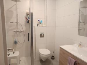 Koupelna v ubytování Chez Dori Chambre privée + 15 fotografií
