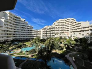 Vistas a 2 grandes edificios de apartamentos blancos en Benal Beach Estudio Playa, en Benalmádena