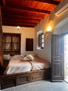 Giường trong phòng chung tại Elegant-Lindian Villa Marietta