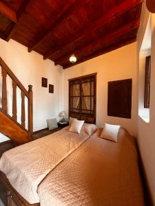 Posteľ alebo postele v izbe v ubytovaní Elegant-Lindian Villa Marietta