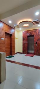 um quarto com um corredor com duas portas e um quarto com um quarto em USC Home Stay-304 em Guwahati