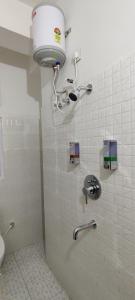 uma casa de banho com WC e uma luz na parede em USC Home Stay-304 em Guwahati