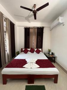 um quarto com uma cama grande e uma ventoinha de tecto em USC Home Stay-304 em Guwahati