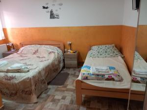 Voodi või voodid majutusasutuse Sobe Viktorija toas