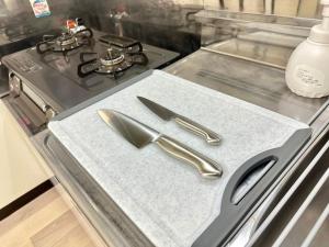 a stove with two utensils on top of it at 2名様におすすめ 山手駒込駅徒歩3分 Switch付き池袋新宿秋葉原上野浅草渋谷 in Tokyo