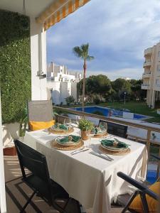 einen Tisch mit Tellern aus Essen auf einem Balkon in der Unterkunft Soleado y luminoso a 3 minutos de la playa-Carihuela in Torremolinos
