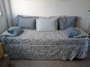 1 cama con 3 almohadas en una habitación en Güemes en Mar del Plata