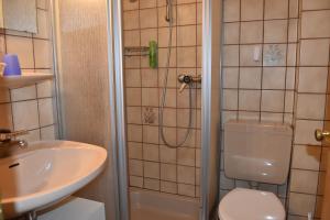 ein Badezimmer mit Toilette und Waschbecken in der Unterkunft Schlei-Liesels Ferienwohnungen in Güby + 21 Fotos