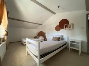 Gîtes du Fanal : غرفة نوم بسريرين بطابقين وطاولة