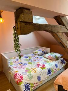 sypialnia z łóżkiem z kwiatami w obiekcie Maison Authentique « Bleue Nuits » w mieście Nuits-Saint-Georges