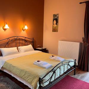 1 dormitorio con 1 cama con 2 toallas en Guesthouse Kastania Korakis, en Kastanea