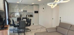 Kuchyňa alebo kuchynka v ubytovaní Luxury Apartments in Balatonalmádi, Almádi Lux Apartman II - Crystal White
