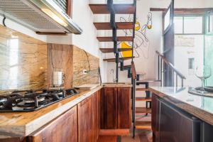 cocina con armarios de madera y fogones en Apartamento en el CENTRO HISTORICO de Mompós, en Mompox