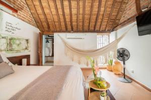 - une chambre avec un lit, un ventilateur et une fenêtre dans l'établissement Apartamento en el CENTRO HISTORICO de Mompós, à Mompos