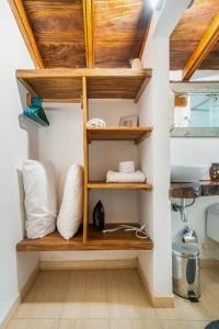 un bagno con mensola, cuscini e lavandino di Apartamento en el CENTRO HISTORICO de Mompós a Mompós