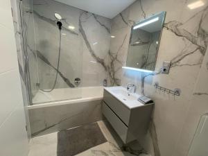 Kúpeľňa v ubytovaní Luxury Apartments in Balatonalmádi, Almádi Lux Apartman II - Crystal White