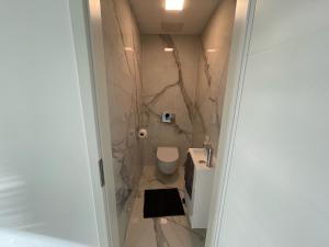 Kúpeľňa v ubytovaní Luxury Apartments in Balatonalmádi, Almádi Lux Apartman II - Crystal White