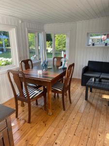 uma sala de jantar com uma mesa de madeira e cadeiras em Gotland,Bungeviken em Fårösund