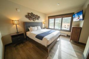 um quarto com uma cama grande e uma janela grande em Black Bear 8053 em Keystone