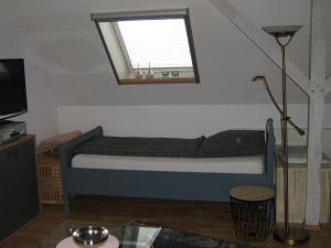 Ferienwohnung am Reiherbach في بيليفيلد: غرفة معيشة مع أريكة ونافذة