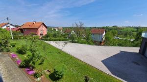 una carretera vacía en un barrio residencial con casas en Family Puškarić, en Slunj