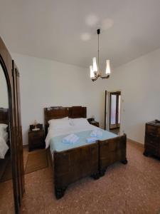 - une chambre avec un lit et 2 serviettes dans l'établissement The House of Citrus - amazing country house near Viareggio and Lucca, à Stiava