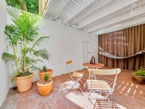 een patio met een tafel, stoelen en planten bij Chic Studio: Exquisite Design, Thoughtful Comforts in Kaapstad