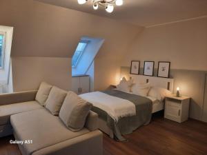 1 dormitorio con 1 cama y 1 sofá en Studio Apartment in Kurstadt Baden, en Baden
