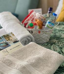 - une table avec une serviette et un panier de nourriture dans l'établissement Studio 2/4 personnes avec vue mer & piscine - Résidence Marinotel, au Diamant