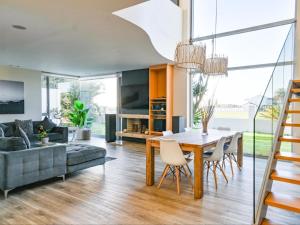 een eetkamer en een woonkamer met een tafel en stoelen bij GND Properties Luxury Apartment in Summerstrand