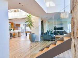 een woonkamer en eetkamer met glazen wanden bij GND Properties Luxury Apartment in Summerstrand