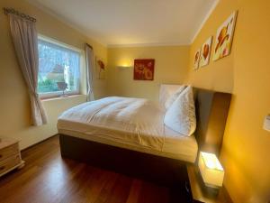 a bedroom with a bed and a window at Ostsee-Ferienhaus Colonia, Biendorf-Wischuer in Biendorf