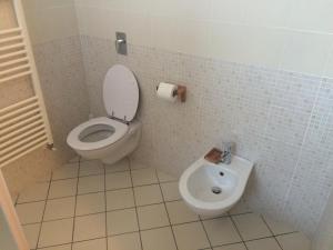 a bathroom with a toilet and a bidet at Agriturismo La Valbona in San Martino Siccomario