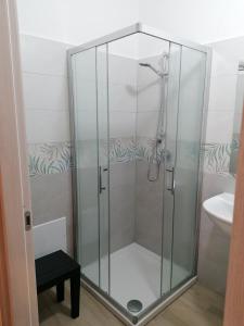 y baño con ducha de cristal y lavabo. en CLASS ROOMS AFFITTACAMERE en SantʼAnna Arresi
