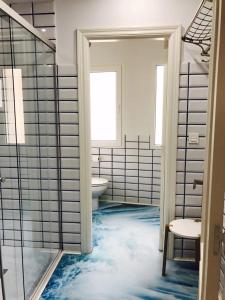 une salle de bains pourvue de toilettes et d'un sol recouvert de fausse neige dans l'établissement Edificio con vistas en Elantxobe + wifi, à Elantxobe