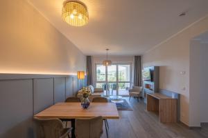 une salle à manger et un salon avec une table et des chaises dans l'établissement Il Pelagone Hotel & Golf Resort Toscana, à Gavorrano