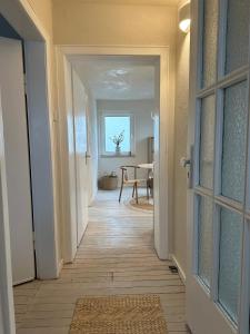 um corredor com uma porta que leva a uma sala de jantar em Cozy City Apartment Daun - Ferienwohnung - EIFEL The Natural Home em Daun