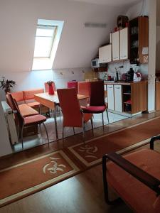 cocina y comedor con mesa y sillas en Pasager House, en Sovata