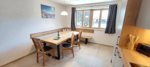 een eetkamer met een houten tafel en stoelen bij Ferienwohnung Leni in Garmisch-Partenkirchen