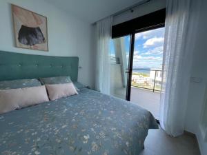 sypialnia z łóżkiem i widokiem na ocean w obiekcie Iconic Alluba Alicante luxury bay w mieście Gran Alacant