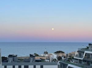 グラン・アラカントにあるIconic Alluba Alicante luxury bayの建物から海の景色を望めます。