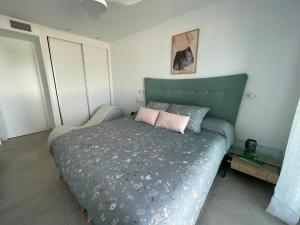 Iconic Alluba Alicante luxury bay في غران ألاكانت: غرفة نوم مع سرير مع اللوح الأمامي الأخضر