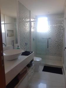 維拉維爾哈的住宿－RICARDO Pousada Q2，一间带水槽、卫生间和淋浴的浴室