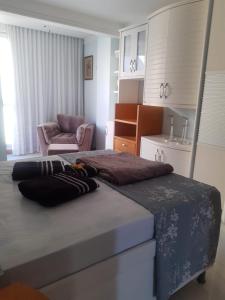 維拉維爾哈的住宿－RICARDO Pousada Q2，一间卧室,卧室内配有一张床和一把椅子