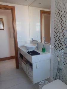 維拉維爾哈的住宿－RICARDO Pousada Q2，白色的浴室设有水槽和镜子
