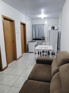 sala de estar con sofá y mesa en Recanto do Sonho en Penha